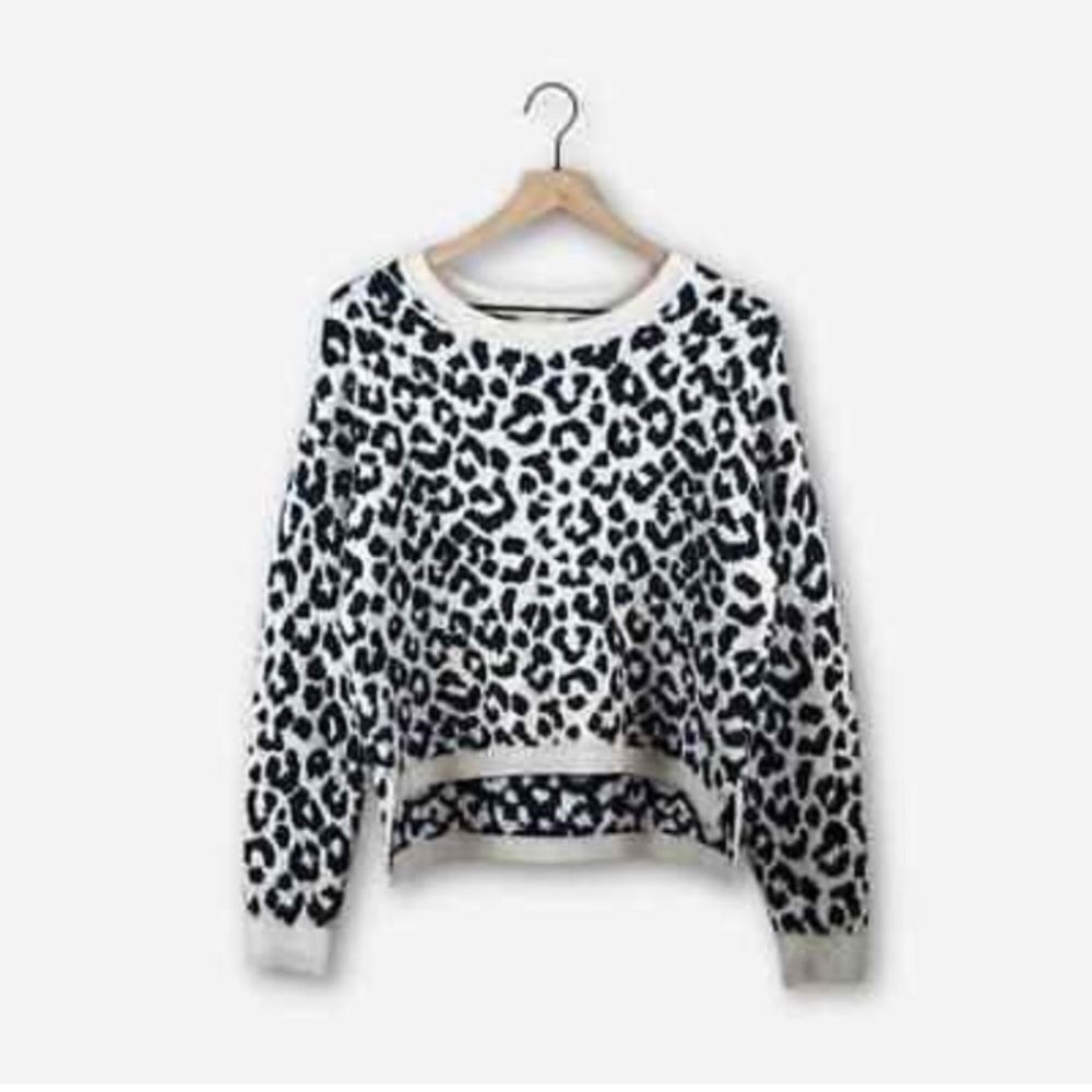 Yet Again Animal print Crewneck sweater
Size Medium